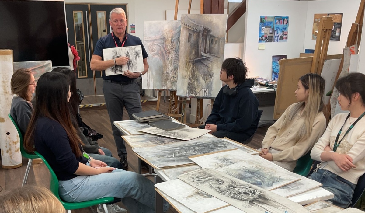 Stephen Perse Sixth Form Students and Ian Murphy at a drawing technique workshop